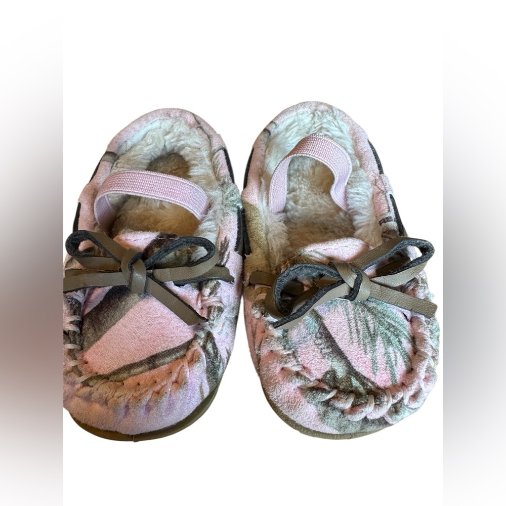 Toddler Girls Cozy Moccasin Slippers Pink Camo | Approx Size 4 (see measurement)